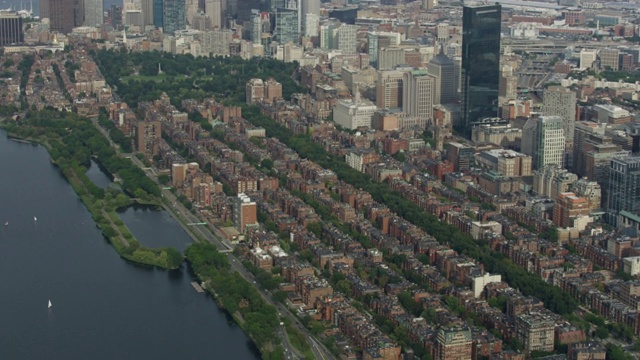 俯拍镜头从波士顿市中心的金融区拍摄到后湾(Back Bay)社区的维多利亚式褐石屋视频下载