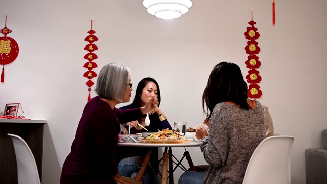 家人在中国新年吃饭视频素材