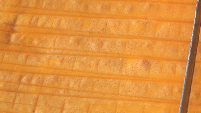 桌上有自制的橙色奶油奶油蛋糕。视频素材