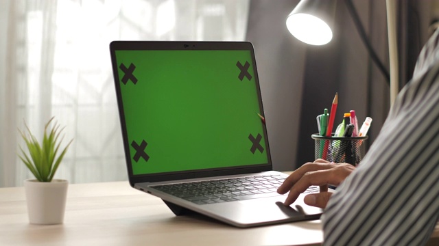 使用笔记本电脑的人在家里的桌子上绿色屏幕视频下载