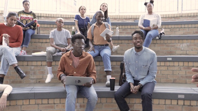 慢镜头，非裔美国大学教授带领户外课堂视频素材