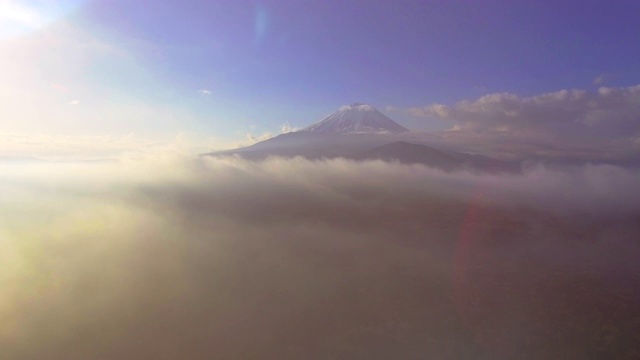 从云中鸟瞰富士山视频素材
