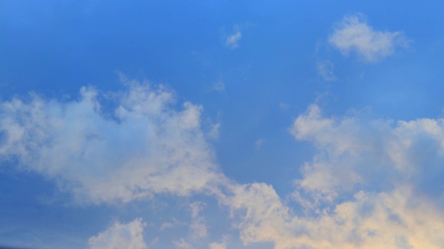 云的时间流逝，高耸的积云翻滚的时间流逝，美丽的白色云景翱翔在屏幕上的时间流逝时尚在深蓝色的背景。FHD视频素材