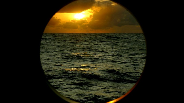 大西洋上透过舷窗看到的奇妙的日落视频下载