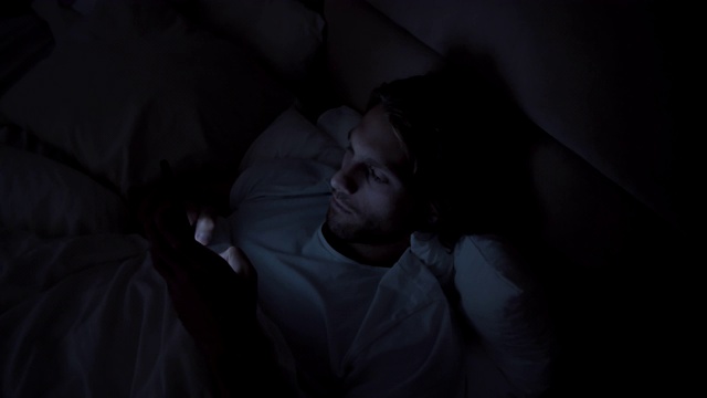 一个晚上躺在床上发短信的男人视频下载