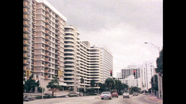 迈阿密的公寓楼和道路跟踪拍摄;1980视频素材
