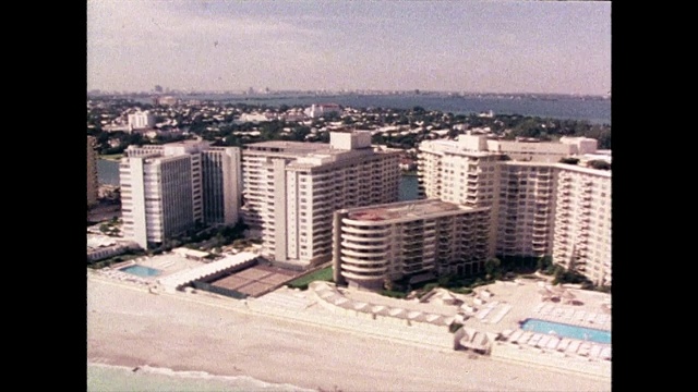 沿着迈阿密海滩海岸线的空中轨道;1980视频素材