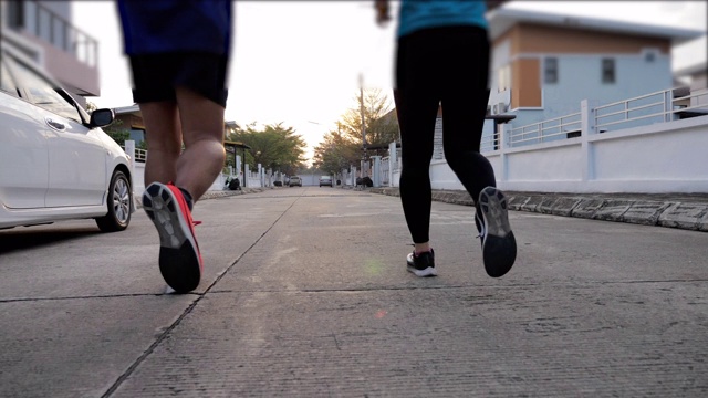 两个跑步者早上在路上跑步视频素材