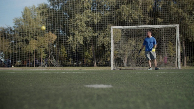 在球场上踢点球的足球运动员视频素材
