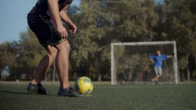 足球运动员准备比赛系鞋带视频素材