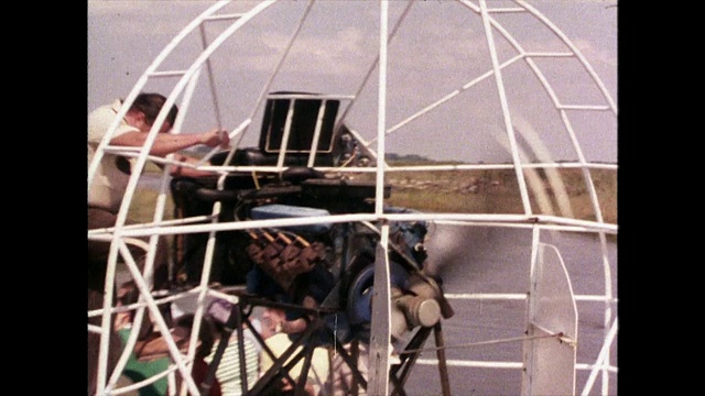佛罗里达大沼泽地芦苇中的汽艇轨迹;1980视频素材