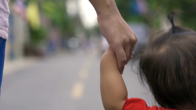 亚洲女婴牵着妈妈的手走路视频素材