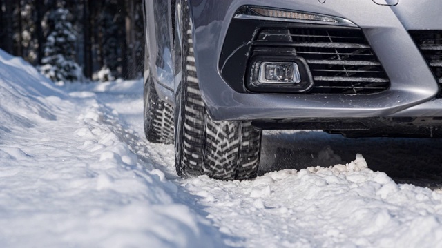 汽车在雪地上行驶，由于牵引力差而无法停车视频素材
