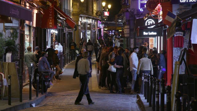 巴黎大街上有酒吧和餐馆，夜晚视频下载