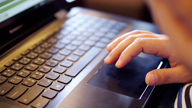女人用手在笔记本电脑键盘上打字，慢动作视频素材