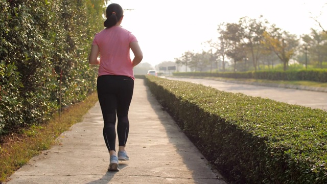 女人早上跑步锻炼，慢动作视频素材