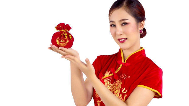 中国女子展示装在红色布袋里的压岁钱视频素材