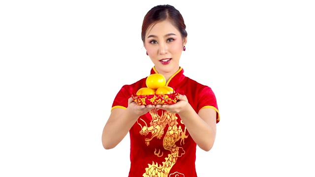 中国妇女拿着幸运橙，并分发给视频素材