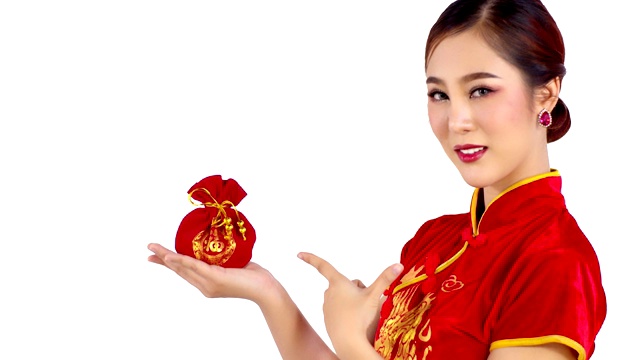 中国女子展示装在红色布袋里的压岁钱视频素材