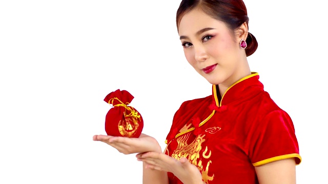 中国女子展示装在红色布袋里的压岁钱视频下载