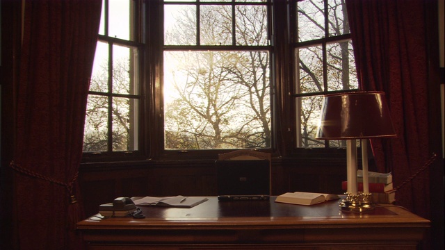 光线透过凸窗照在斯特林市长的办公桌上，苏格兰。视频下载
