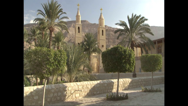 穿过沙漠中一座教堂的尖顶。视频下载