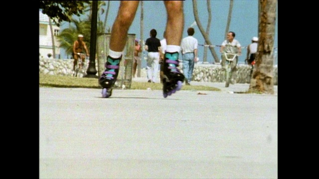 在迈阿密木板路上滑旱冰的CU;1991视频下载