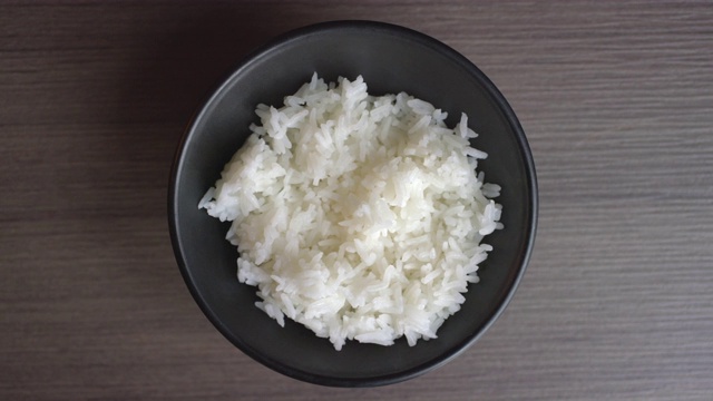 米饭在碗顶部视图视频下载
