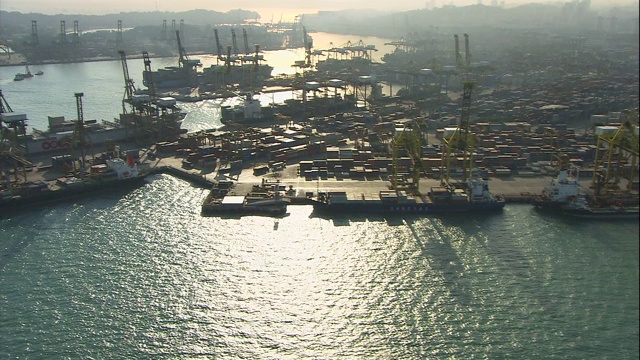 阳光在新加坡一个拥挤的造船厂闪闪发光。视频素材