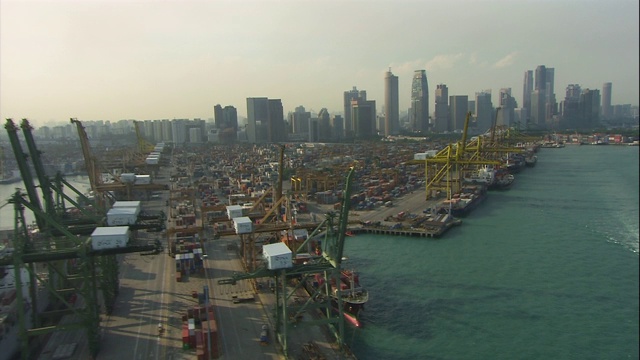 货轮和其他船只停靠在新加坡一个拥挤的船厂。视频素材
