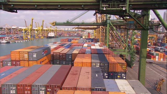 新加坡港的造船厂里装满了集装箱。视频下载