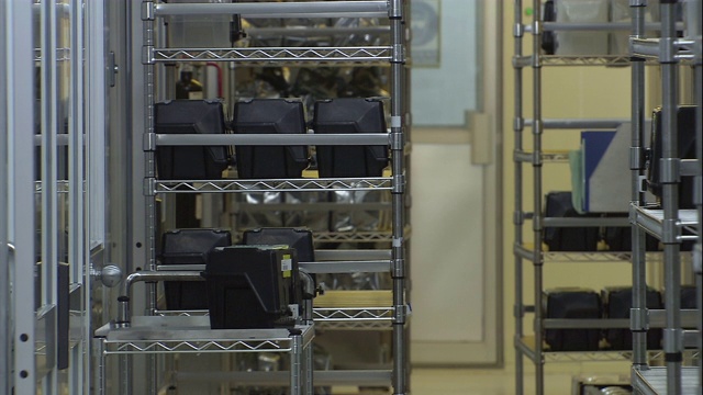 受到严密保护的实验室技术人员进入了新加坡惠普5号工厂的电脑无尘室。视频素材