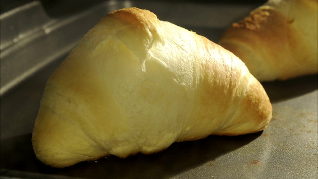 法式羊角面包在烤箱中烘烤的时间流逝视频下载