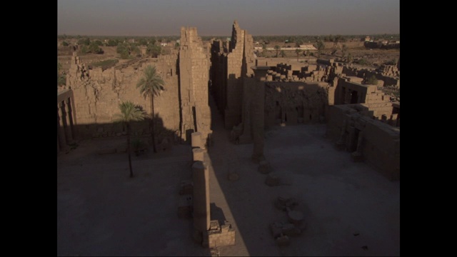 阴影落在古埃及的院子里。视频下载