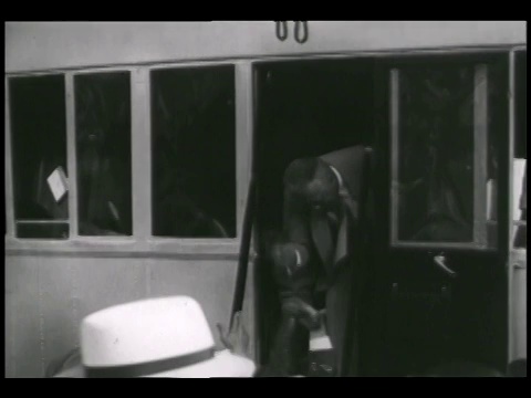 固特异飞艇“捍卫者”号载着乘客前往阿克伦，并飞越波蒂奇乡村俱乐部的球道。视频素材