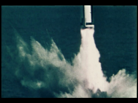 一枚洲际弹道导弹从一艘核潜艇上发射，从海洋中爆炸。视频下载