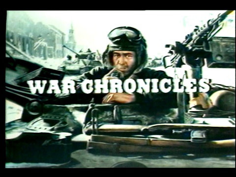 士兵们拿着武器在泥泞中行进，画面上写着“战争编年史”。视频素材