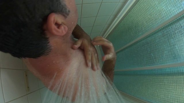 一个成年人在洗澡视频素材
