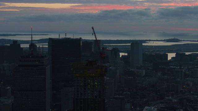 波士顿市中心的广角镜头，背景是粉红色的多云天空视频下载