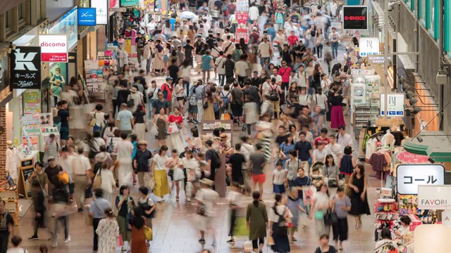时光流逝:日本神户元町购物街上挤满了游客视频下载