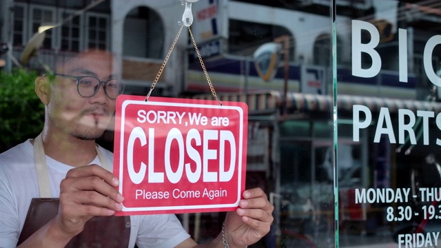 一家小商店的老板来关门了。视频素材