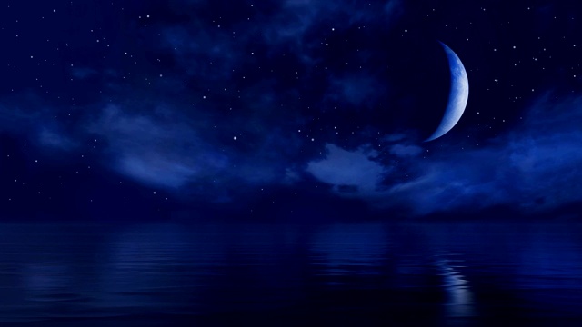 在平静的海面上，星夜的夜空中，奇妙的大半月形月亮视频素材