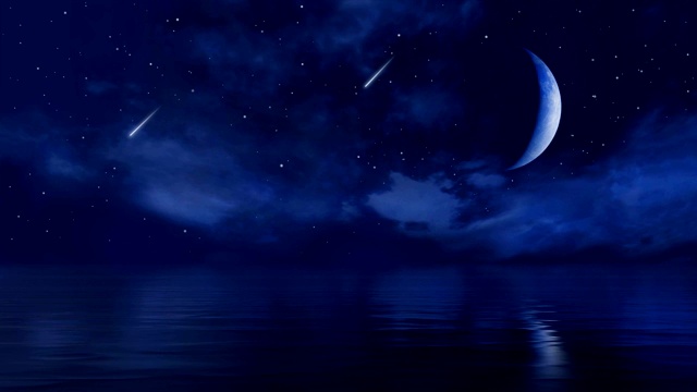 海面上的夜空中，巨大的半月形月亮和流星视频素材
