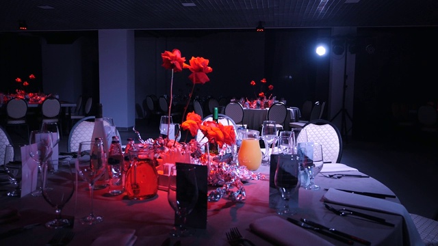 空酒杯的葡萄酒和水设置在一个餐厅的节日餐桌上-焦点转移的玻璃器皿。表装饰视频下载
