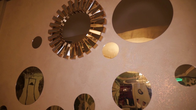 餐厅墙上的独特时尚镜子视频下载