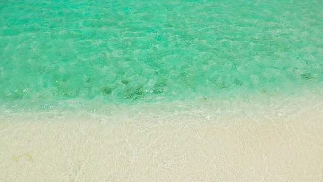 海浪带泡沫，俯视图。白色沙滩视频素材