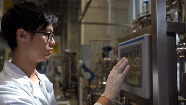 男亚裔学生在工艺实验室蒸馏液体视频素材