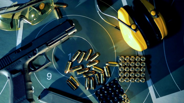 特殊装备枪，武器，步枪在射击场的桌子上，特写。视频下载