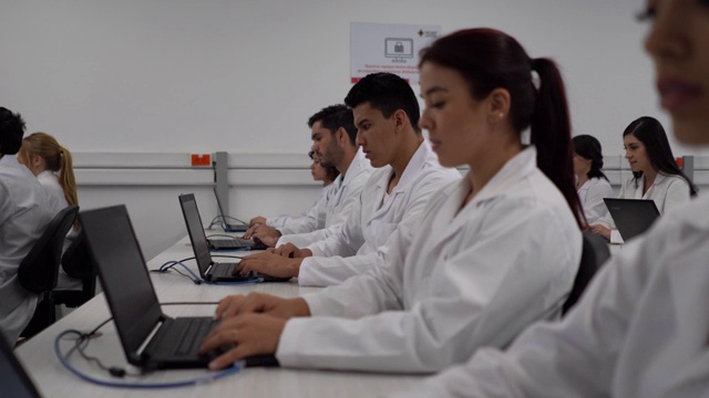 工程师学生在计算机实验课上专注于笔记本电脑视频素材