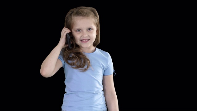 小女生边走边用智能手机打电话，阿尔法频道视频素材